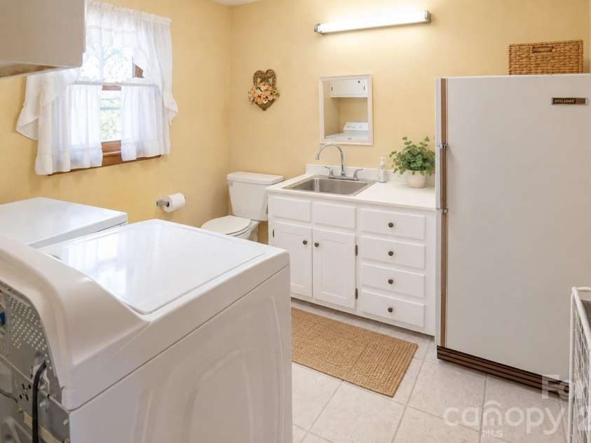1368 Cajah Mountain Road, Hudson, NC 28638.  MLS# CAR4364291, YatesRealty ID 8171. Spacious Mud Room w/Sink and Extra Storage