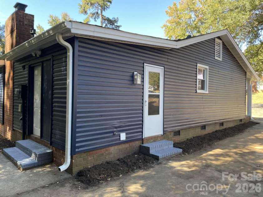 6134 Mayridge Drive, Charlotte, NC 28215.  MLS# CAR4317517, YatesRealty ID 8172. 
