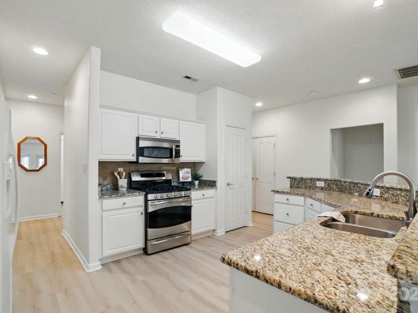 212 Kilborne Road, Mooresville, NC 28117.  MLS# CAR4245261, YatesRealty ID 8173. SS Appliances w/Gas Range