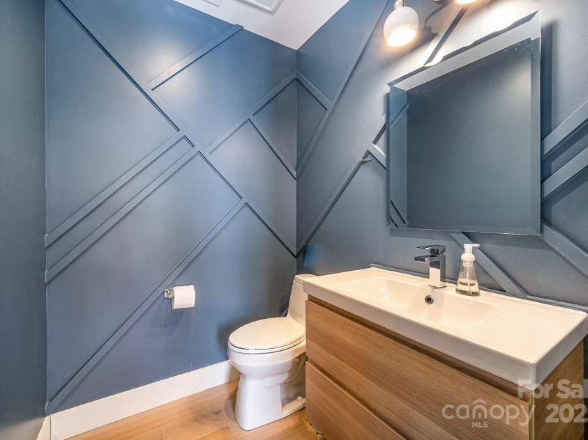 4833 Addison Drive, Charlotte, NC 28211.  MLS# CAR4219283, YatesRealty ID 8178. 1/2 bath off of kitchen & drop zone