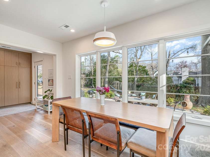 4833 Addison Drive, Charlotte, NC 28211.  MLS# CAR4219283, YatesRealty ID 8178. Eat in kitchen