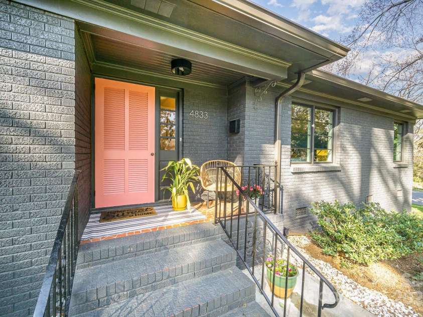 4833 Addison Drive, Charlotte, NC 28211.  MLS# CAR4219283, YatesRealty ID 8178. Front door