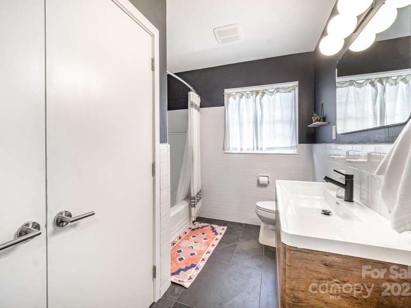 4833 Addison Drive, Charlotte, NC 28211.  MLS# CAR4219283, YatesRealty ID 8178. Hall Bath