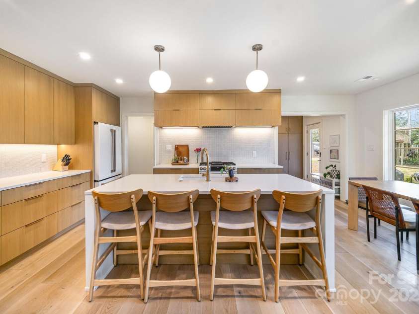 4833 Addison Drive, Charlotte, NC 28211.  MLS# CAR4219283, YatesRealty ID 8178. Island - seating for 4