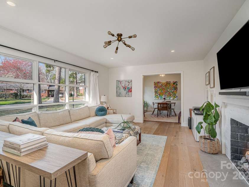 4833 Addison Drive, Charlotte, NC 28211.  MLS# CAR4219283, YatesRealty ID 8178. Living Room