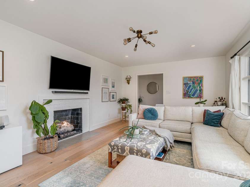 4833 Addison Drive, Charlotte, NC 28211.  MLS# CAR4219283, YatesRealty ID 8178. Living Room