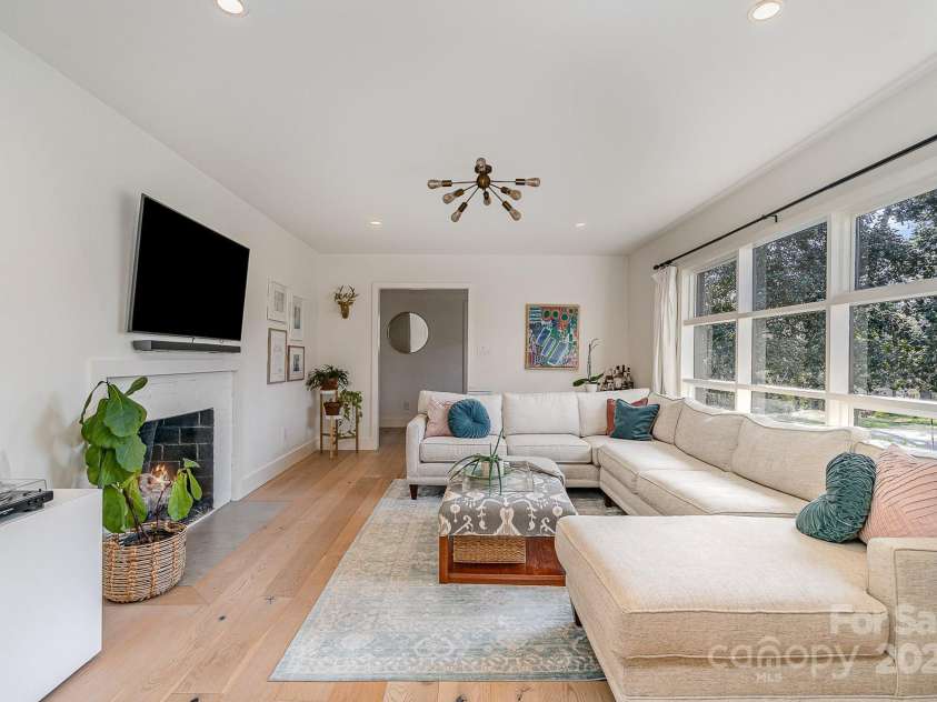 4833 Addison Drive, Charlotte, NC 28211.  MLS# CAR4219283, YatesRealty ID 8178. Living Room