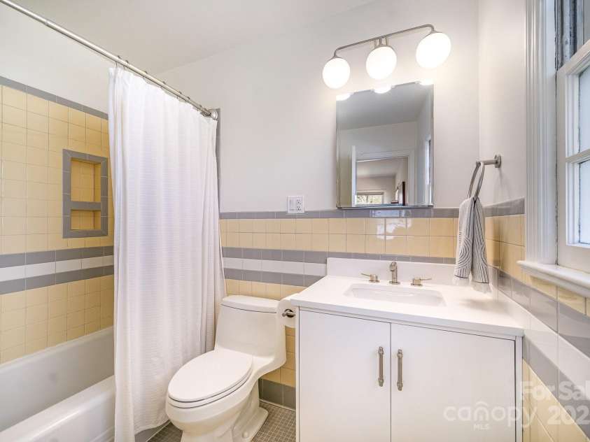 4833 Addison Drive, Charlotte, NC 28211.  MLS# CAR4219283, YatesRealty ID 8178. Original Primary En-Suite