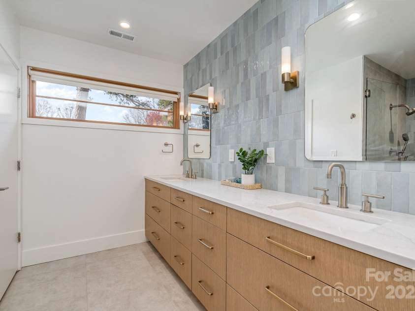 4833 Addison Drive, Charlotte, NC 28211.  MLS# CAR4219283, YatesRealty ID 8178. Primary bath