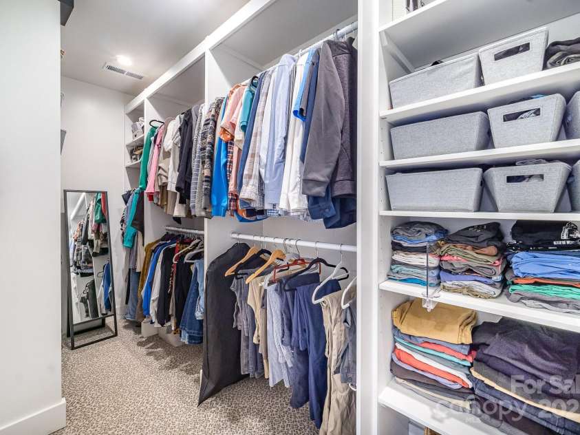 4833 Addison Drive, Charlotte, NC 28211.  MLS# CAR4219283, YatesRealty ID 8178. Primary Walk in Closet
