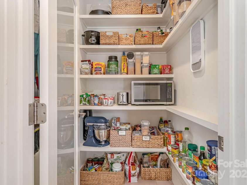 4833 Addison Drive, Charlotte, NC 28211.  MLS# CAR4219283, YatesRealty ID 8178. Walk in Pantry