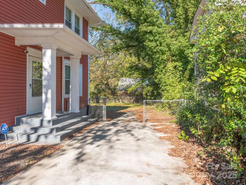 1411 Lineberger Avenue, Gastonia, NC 28052.  MLS# CAR4198175, YatesRealty ID 818. 