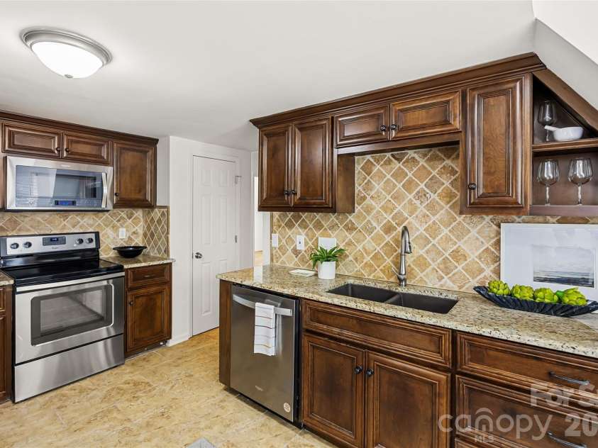 9406 Fairway Ridge Road, Charlotte, NC 28277.  MLS# CAR4358704, YatesRealty ID 8180. 