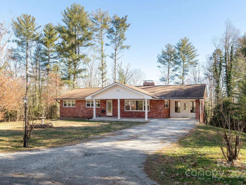 290 Crabapple Hill Lane, Hendersonville, NC 28792.  MLS# CAR4330839, YatesRealty ID 8184. 