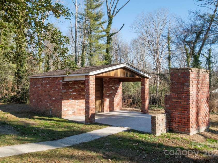 290 Crabapple Hill Lane, Hendersonville, NC 28792.  MLS# CAR4330839, YatesRealty ID 8184. 