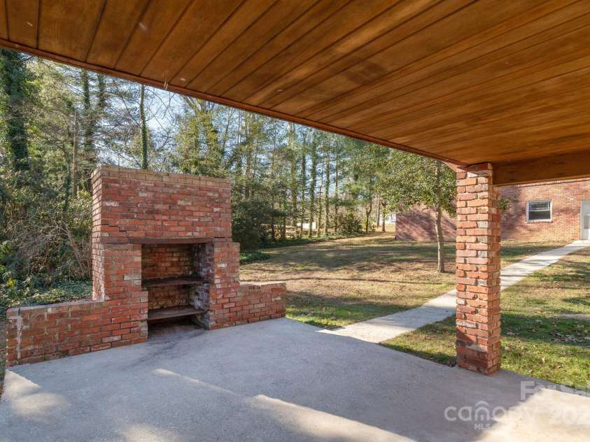 290 Crabapple Hill Lane, Hendersonville, NC 28792.  MLS# CAR4330839, YatesRealty ID 8184. 