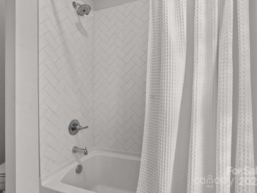 302 Ambleside Village Lane, Davidson, NC 28036.  MLS# CAR4228378, YatesRealty ID 8189. 