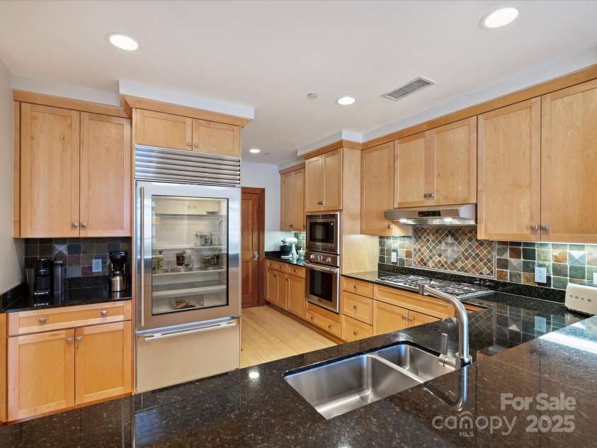 435 Tryon Street, Charlotte, NC 28202.  MLS# CAR4282378, YatesRealty ID 8190. 