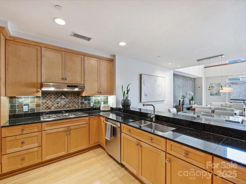 435 Tryon Street, Charlotte, NC 28202.  MLS# CAR4282378, YatesRealty ID 8190. 