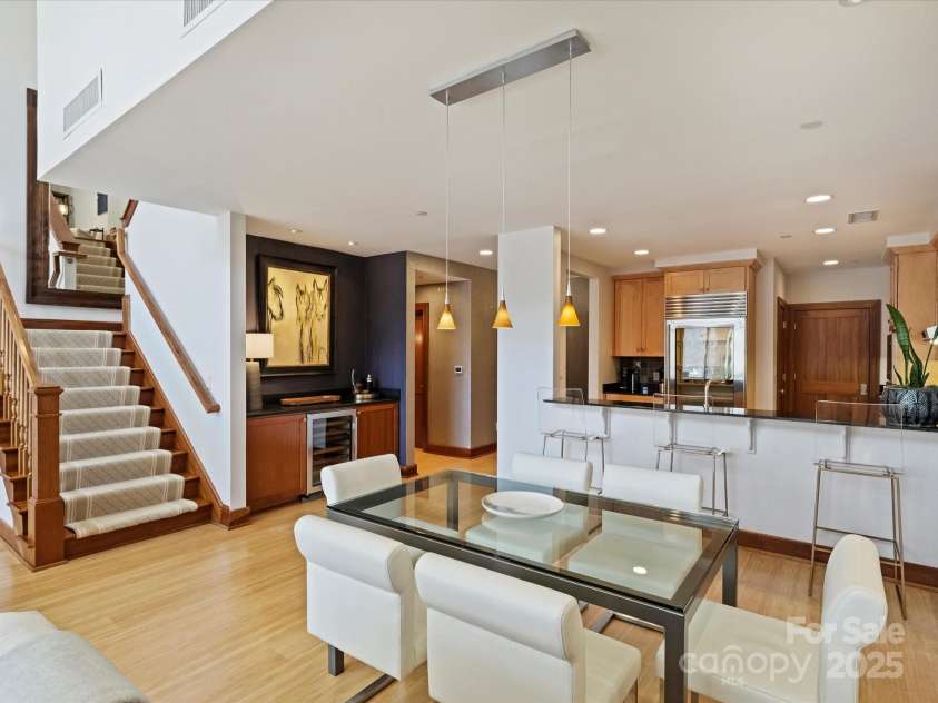 435 Tryon Street, Charlotte, NC 28202.  MLS# CAR4282378, YatesRealty ID 8190. 