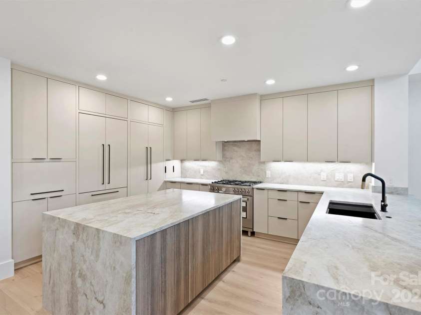 435 Tryon Street, Charlotte, NC 28202.  MLS# CAR4309811, YatesRealty ID 8190. 