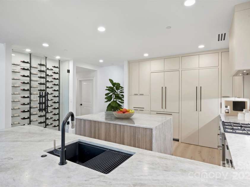 435 Tryon Street, Charlotte, NC 28202.  MLS# CAR4309811, YatesRealty ID 8190. 