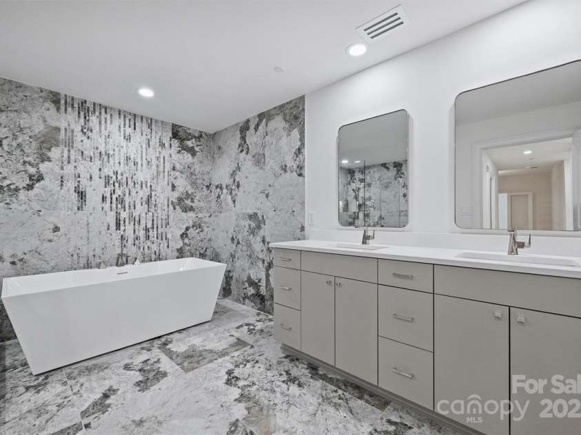 435 Tryon Street, Charlotte, NC 28202.  MLS# CAR4309811, YatesRealty ID 8190. 