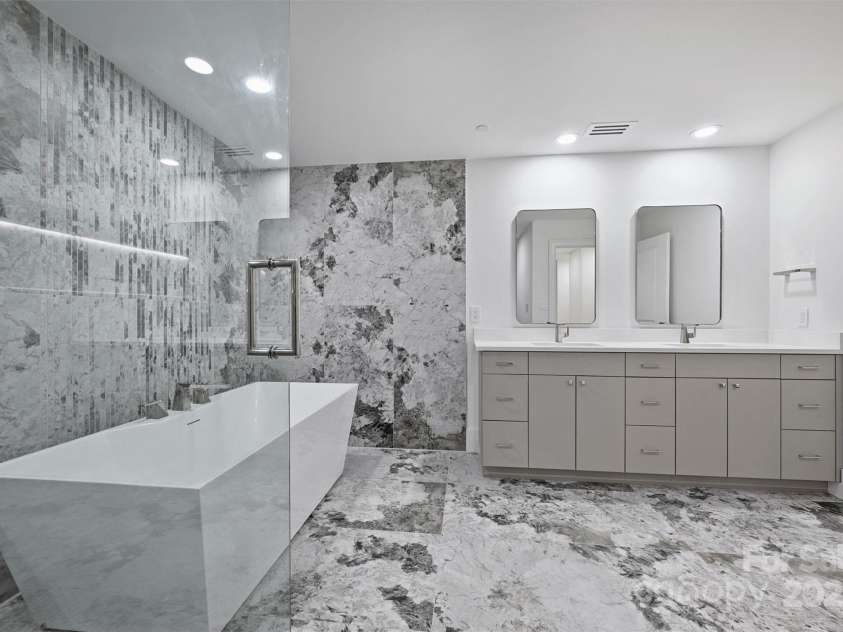 435 Tryon Street, Charlotte, NC 28202.  MLS# CAR4309811, YatesRealty ID 8190. 