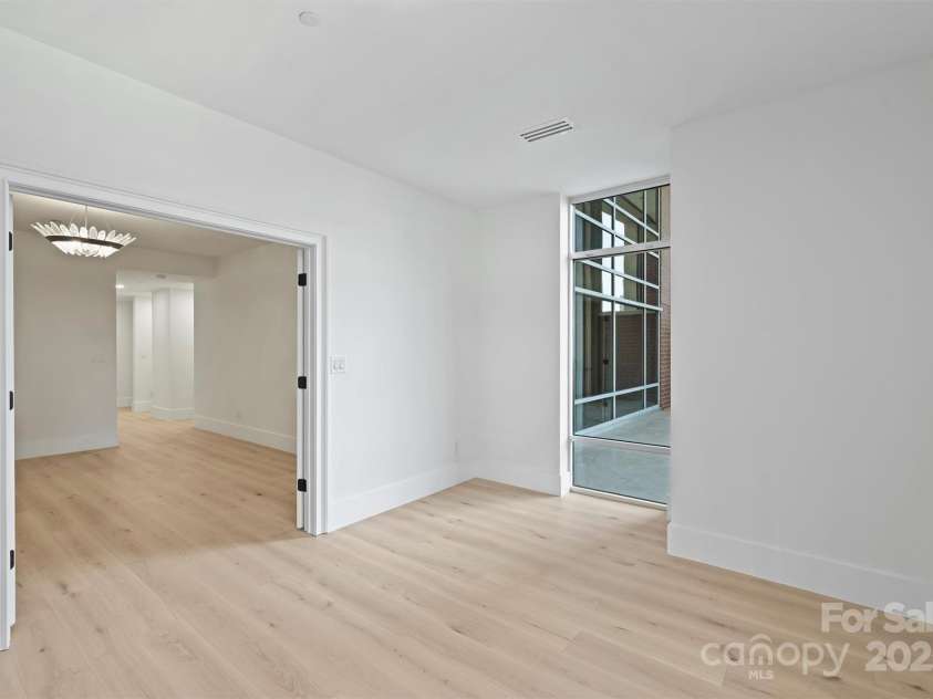 435 Tryon Street, Charlotte, NC 28202.  MLS# CAR4309811, YatesRealty ID 8190. Downstairs primary bedroom sitting room 