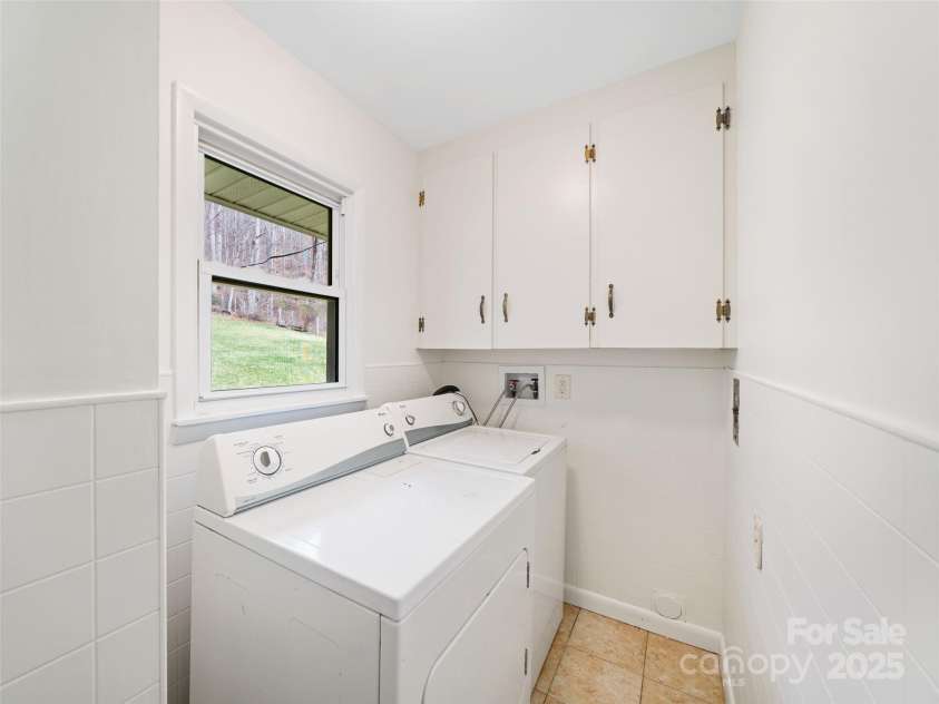 1040 Prices Creek Road, Burnsville, NC 28714.  MLS# CAR4230576, YatesRealty ID 8192. Laundry Room connects to Primary Bathroom
