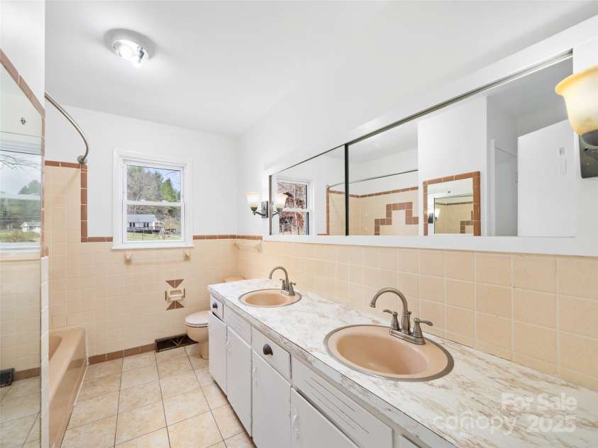 1040 Prices Creek Road, Burnsville, NC 28714.  MLS# CAR4230576, YatesRealty ID 8192. Primary Bathroom