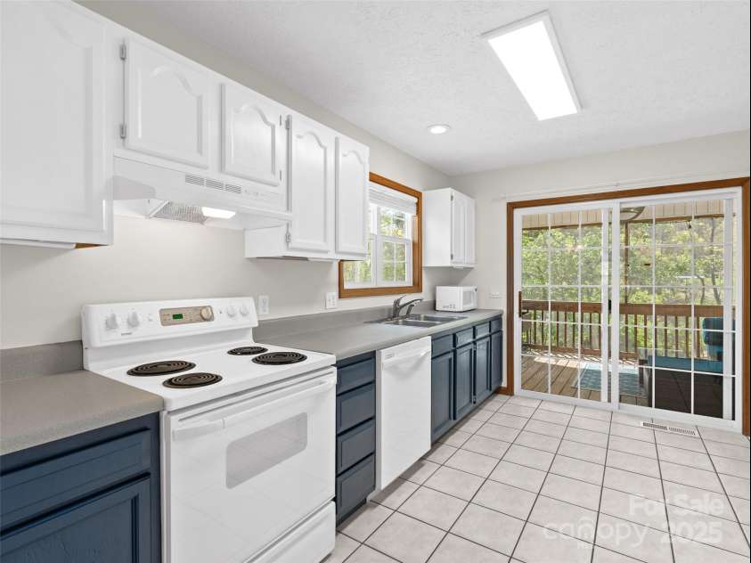 4 High Mountain Lane, Candler, NC 28715.  MLS# CAR4248411, YatesRealty ID 8193. 