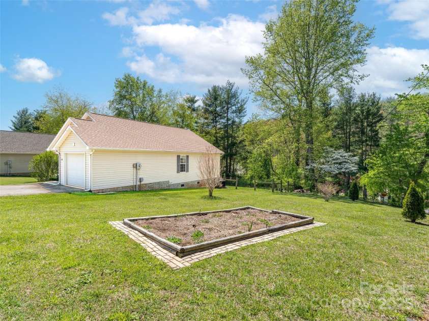 4 High Mountain Lane, Candler, NC 28715.  MLS# CAR4248411, YatesRealty ID 8193. 