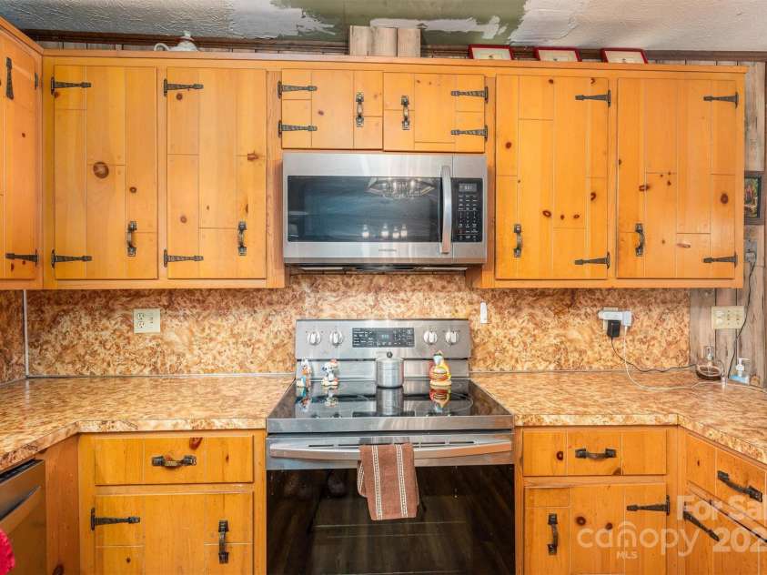 5839 Duck Creek Road, Lenoir, NC 28645.  MLS# CAR4237926, YatesRealty ID 8194. 