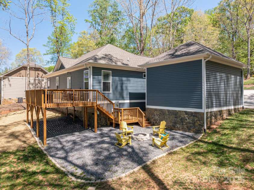 912 Westside Drive, Newton, NC 28658.  MLS# CAR4244797, YatesRealty ID 8201. 