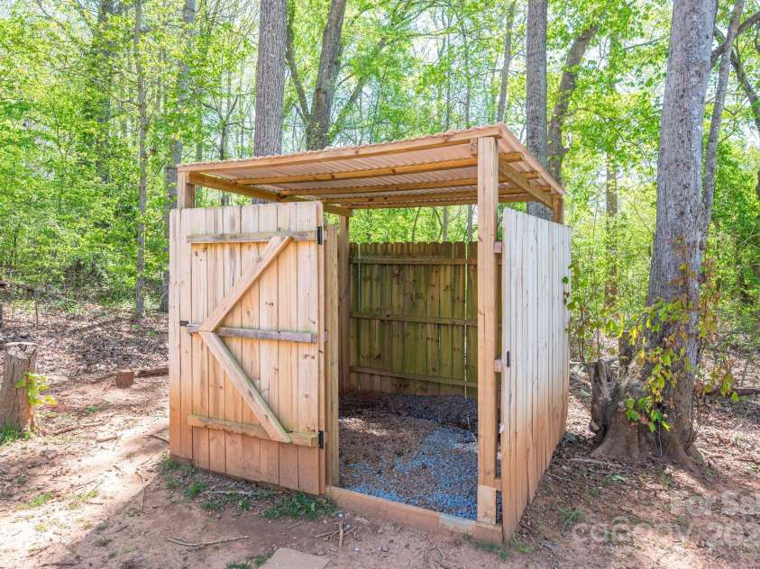 912 Westside Drive, Newton, NC 28658.  MLS# CAR4244797, YatesRealty ID 8201. 