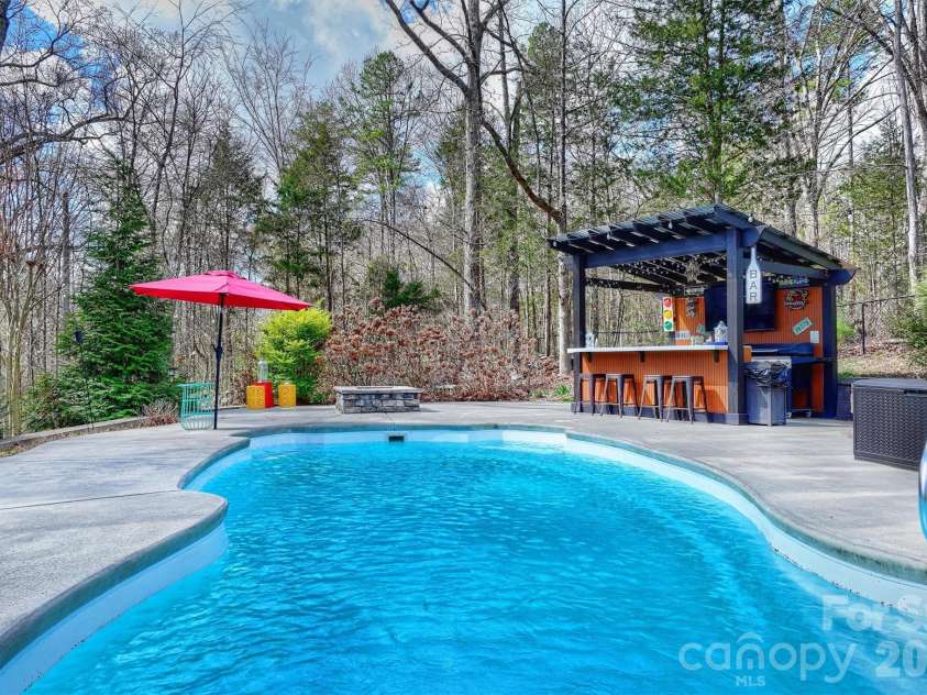 306 Breezewood Drive, Charlotte, NC 28262.  MLS# CAR4352343, YatesRealty ID 8209. 