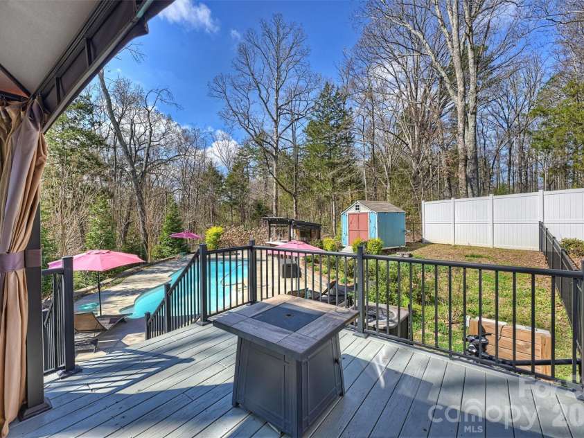 306 Breezewood Drive, Charlotte, NC 28262.  MLS# CAR4352343, YatesRealty ID 8209. 