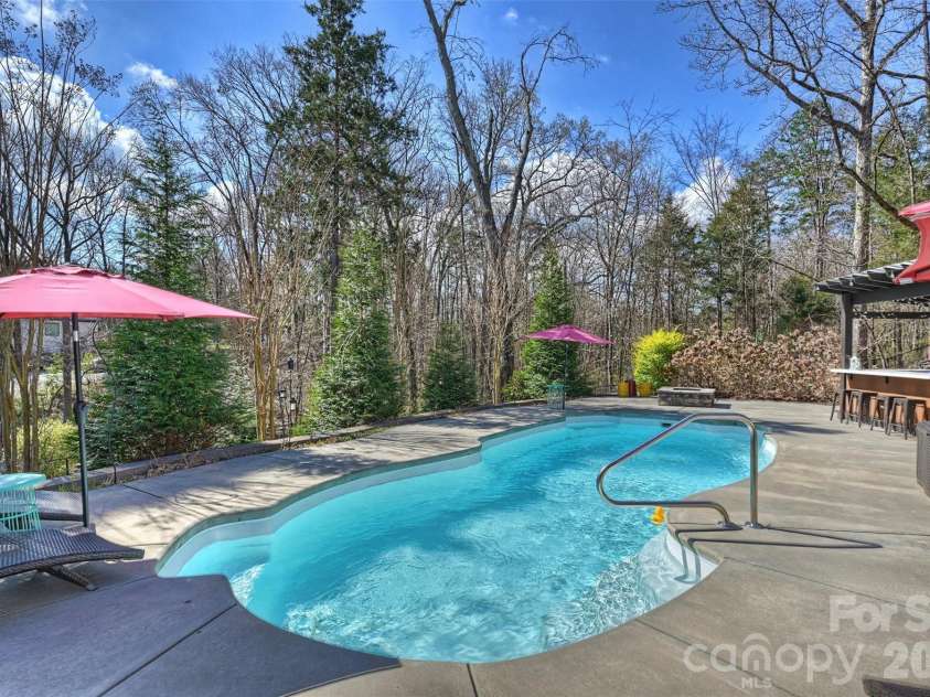 306 Breezewood Drive, Charlotte, NC 28262.  MLS# CAR4352343, YatesRealty ID 8209. 