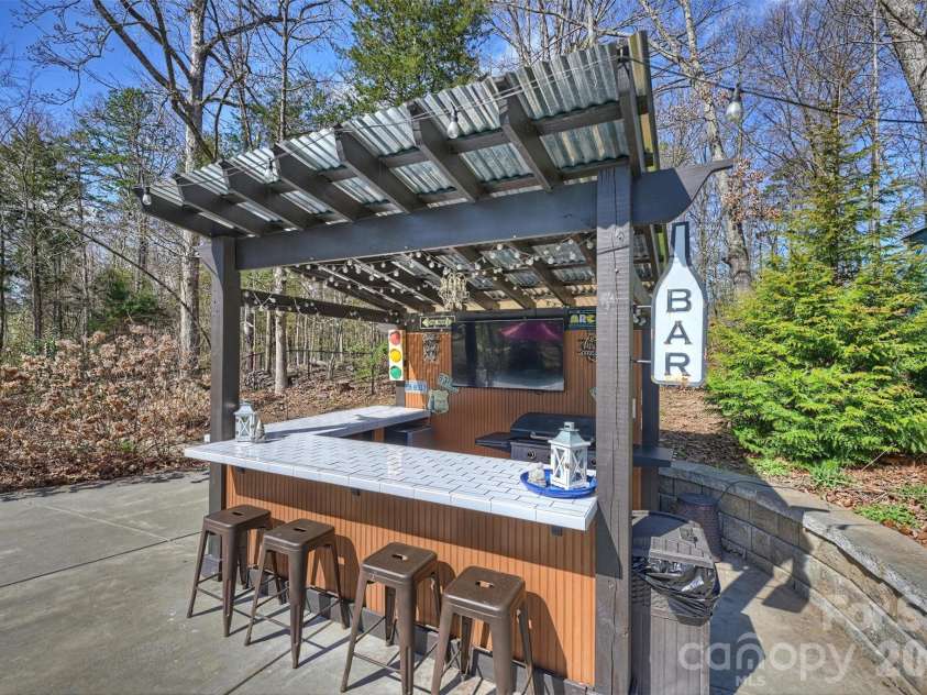 306 Breezewood Drive, Charlotte, NC 28262.  MLS# CAR4352343, YatesRealty ID 8209. 