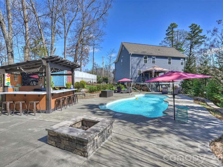 306 Breezewood Drive, Charlotte, NC 28262.  MLS# CAR4352343, YatesRealty ID 8209. 