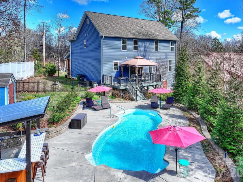 306 Breezewood Drive, Charlotte, NC 28262.  MLS# CAR4352343, YatesRealty ID 8209. 