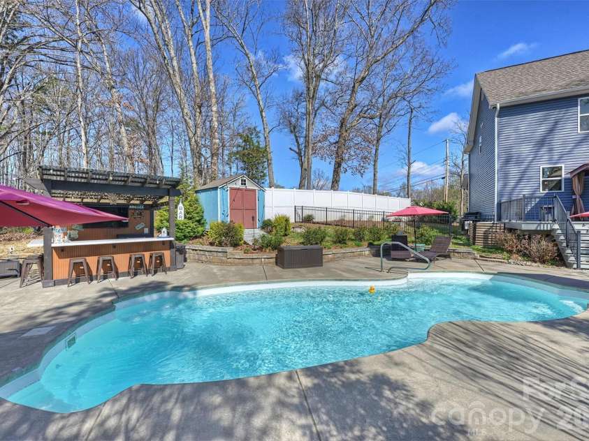 306 Breezewood Drive, Charlotte, NC 28262.  MLS# CAR4352343, YatesRealty ID 8209. 