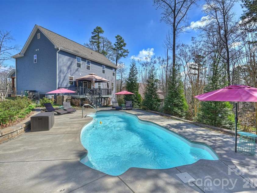 306 Breezewood Drive, Charlotte, NC 28262.  MLS# CAR4352343, YatesRealty ID 8209. 