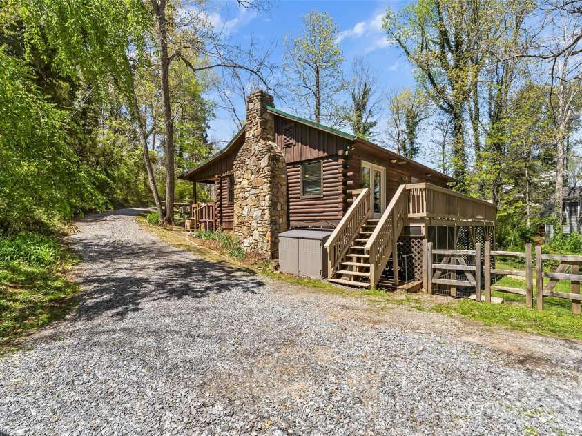 30 Greenbriar Road, Black Mountain, NC 28711.  MLS# CAR4248196, YatesRealty ID 8210. 