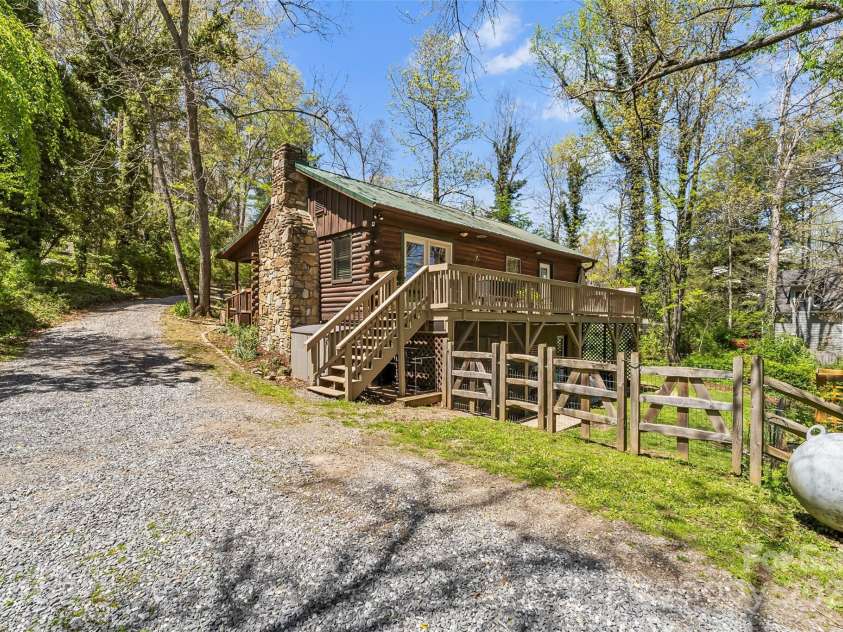 30 Greenbriar Road, Black Mountain, NC 28711.  MLS# CAR4248196, YatesRealty ID 8210. 