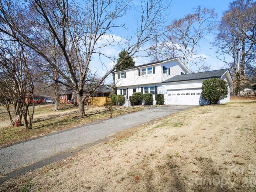 6626 Glenmoor Drive, Charlotte, NC 28214.  MLS# CAR4345144, YatesRealty ID 8215. 