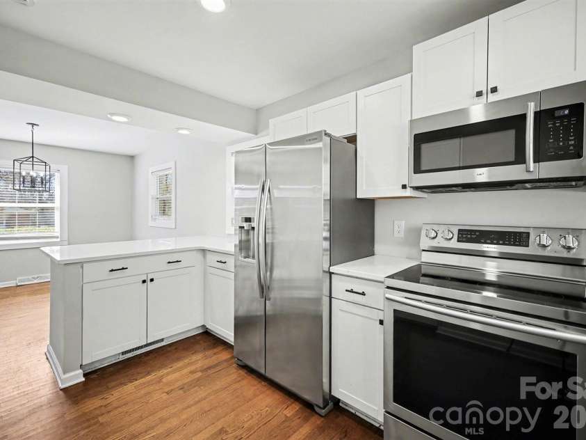 6626 Glenmoor Drive, Charlotte, NC 28214.  MLS# CAR4345144, YatesRealty ID 8215. 