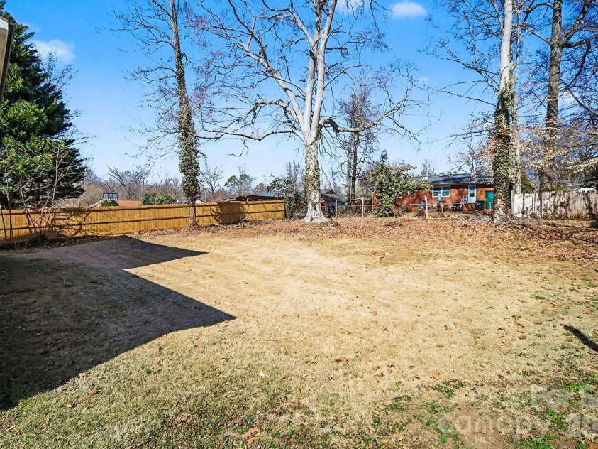 6626 Glenmoor Drive, Charlotte, NC 28214.  MLS# CAR4345144, YatesRealty ID 8215. 