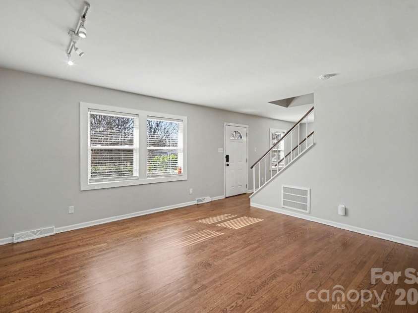 6626 Glenmoor Drive, Charlotte, NC 28214.  MLS# CAR4345144, YatesRealty ID 8215. 